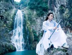 开云体育下载-克莱绝境三分如雨，独行侠逆光带走太阳