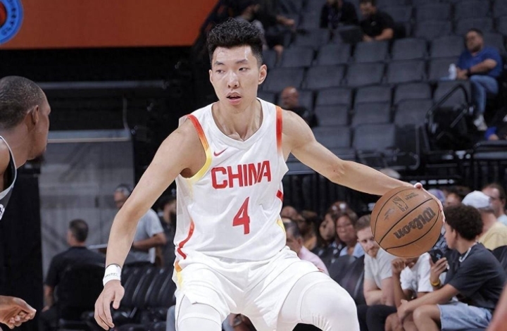 开云体育在线-年轻球员崭露头角，CBA比赛沸腾全场