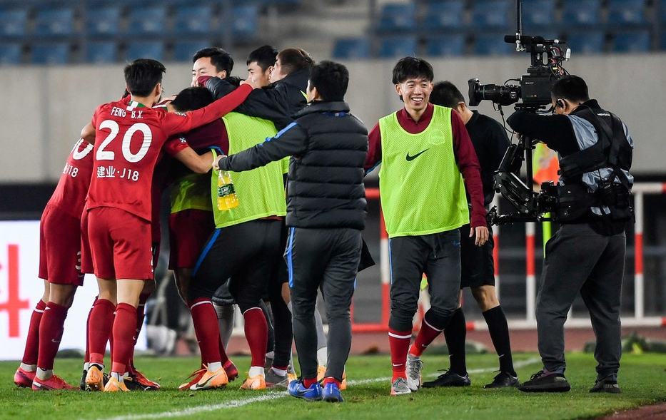 开云平台-泰达登顶积分榜，卓尔降级区惨遭泰达绝杀的简单介绍