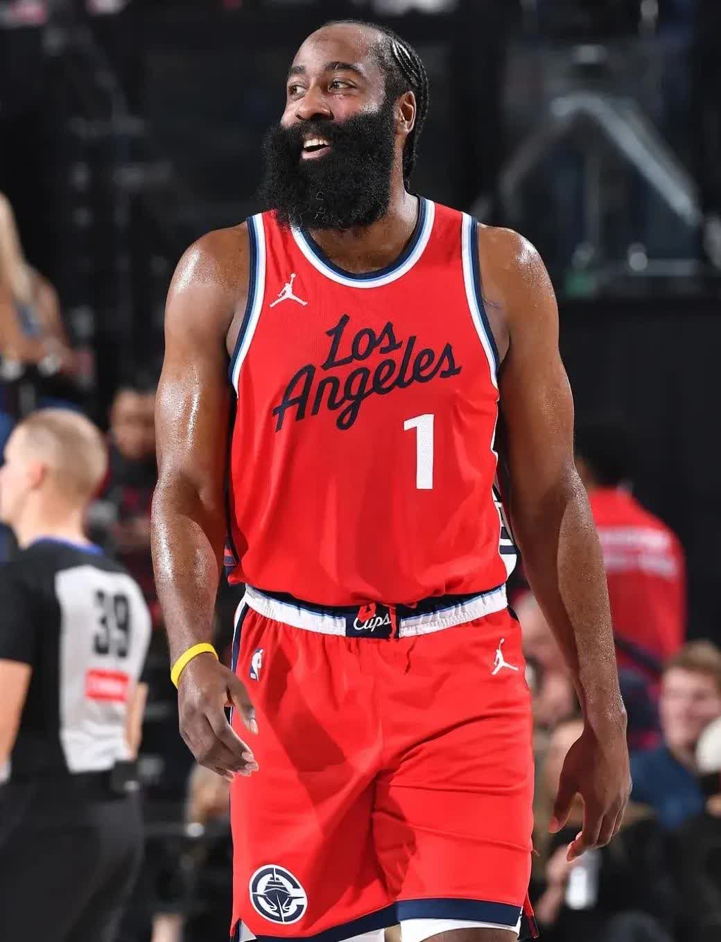 开云官网-快船主场擒雄鹿,卫冕冠