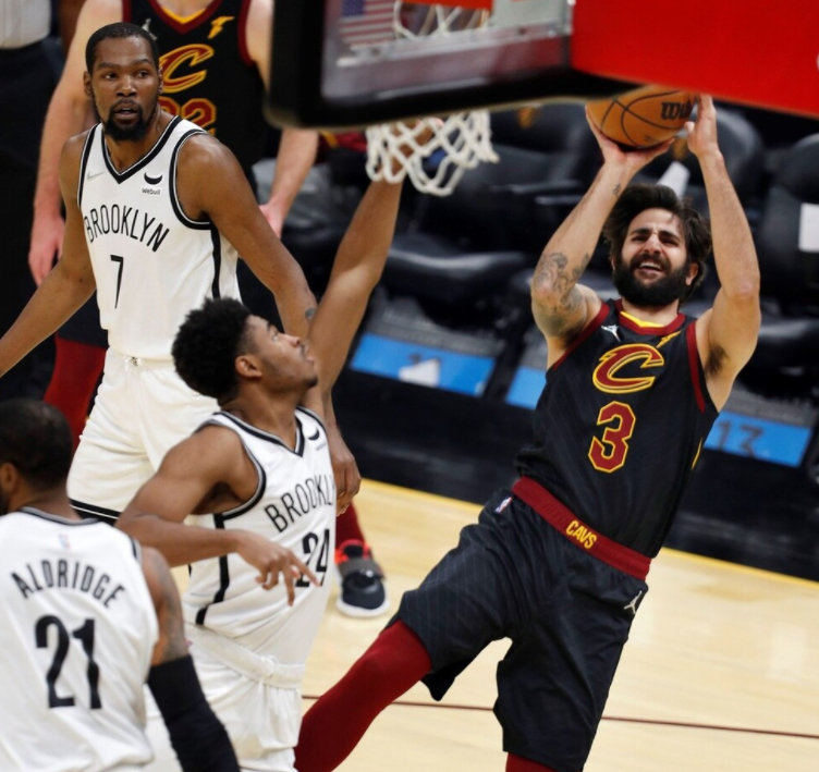 开云体育下载-篮网惊险战胜骑士，德安东尼首秀成功